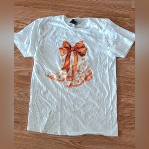 Kids Orange Boots Logo In Gildan White T-Shirt Size Small In Excellent Conition